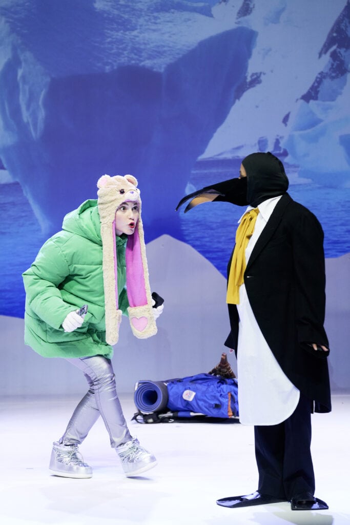 Linda Stockfleth in der Rolle der Steffi stehen am 09. Januar 2024 während einer Probe zu dem Stück "Der letzte Pinguin“, Komödie von Sönke Andresen auf der Bühne des Ohnsorg Theaters. Die Premiere in der Regie von Murat Yeginer ist am 14.01.2024 im Ohnsorg Theater in Hamburg. © Oliver Fantitsch, PF 201723, D-20207 HH, Deutschland, Tel: 040/562448, Tel: 0163/5405849, oliver@fantitsch.de, UST-ID: DE118809982, Veröffentlichung nur gegen namentliche Nennung, Honorar laut MFM und Belegexemplar laut meinen AGB (siehe www.fantitsch.de/agb.pdf).
---Weitere Bilder, auch in High-Res, im Internetarchiv unter www.fantitsch.de recherchierbar---